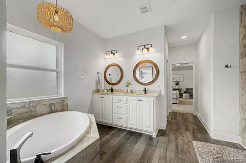 Bath - 5596 Micanopy Dr, Milton, FL 32570 photo 2 of 5