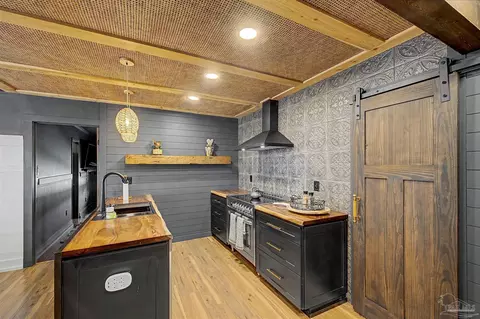Kitchen - 1089 Pearson Rd, Milton, FL 32583 photo 3 of 5