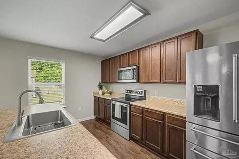 Kitchen - 4731 Apple Field Way, Pace, FL 32571 photo 3 of 4