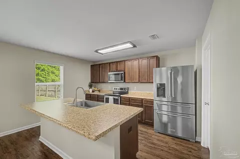 Kitchen - 4731 Apple Field Way, Pace, FL 32571 photo 2 of 4
