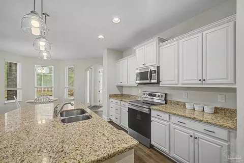Kitchen - 8000 Silver Maple Dr, Milton, FL 32583 photo 3 of 7