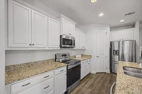 Kitchen - 8000 Silver Maple Dr, Milton, FL 32583 photo 7 of 7