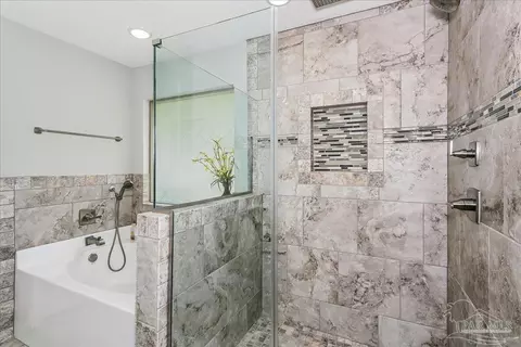 Bath - 6030 Deborah Ln, Milton, FL 32570 photo 3 of 5