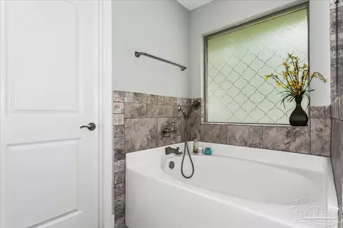 Bath - 6030 Deborah Ln, Milton, FL 32570 photo 2 of 5