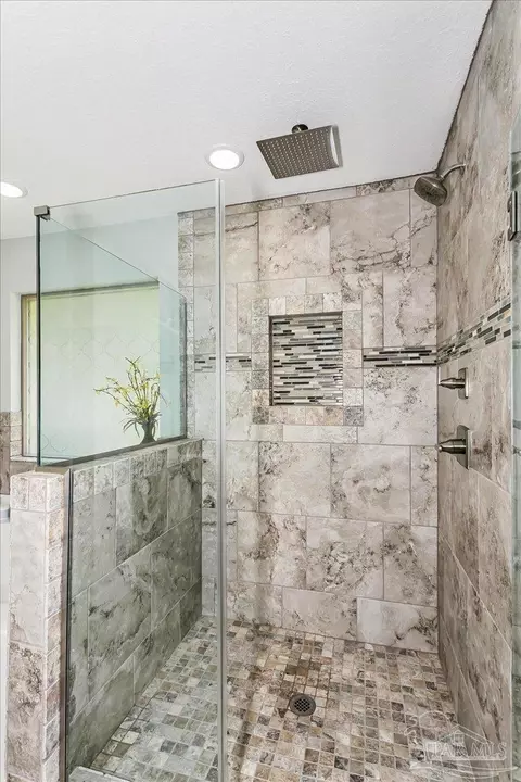 Bath - 6030 Deborah Ln, Milton, FL 32570 photo 4 of 5