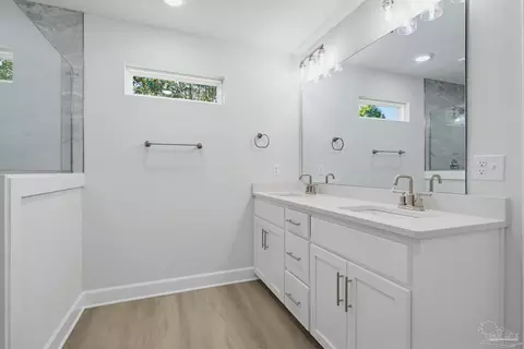 Bath - 9601 Permenter Rd, Milton, FL 32583 photo 2 of 3