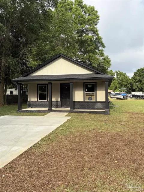 Exterior - 4490 Oak Ln, Milton, FL 32570 photo 3 of 4