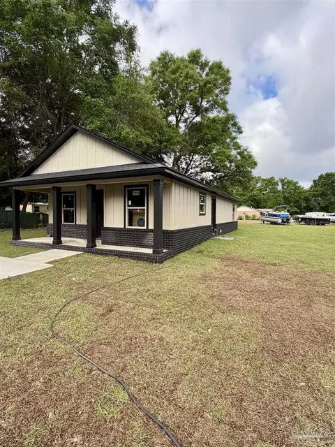 Exterior - 4490 Oak Ln, Milton, FL 32570 photo 4 of 4