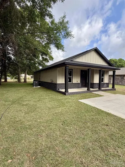 Exterior - 4490 Oak Ln, Milton, FL 32570 photo 2 of 4