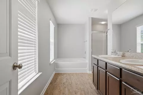 Entry Way - 5881 Bay Tree Ct, Milton, FL 32570 photo 4 of 6