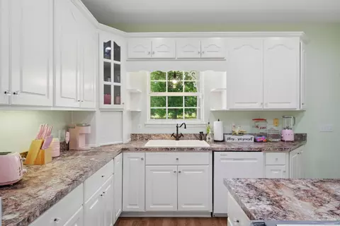 Kitchen - 5168 Beck Ave, Jay, FL 32565 photo 3 of 4