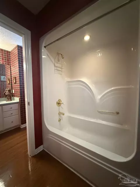 Bath - 5168 Beck Ave, Jay, FL 32565 photo 5 of 9