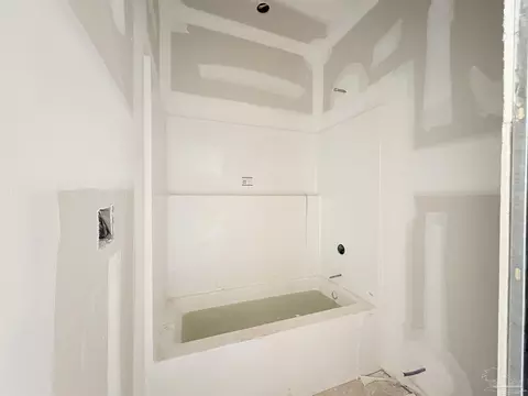 Bath - 2940 N 17th Ave, Milton, FL 32583 photo 1 of 2