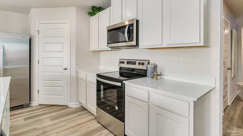 Kitchen - 9715 Dutton Ln, Milton, FL 32583 photo 3 of 5