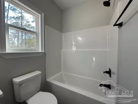 Bath - 3300 Bonfire Dr, Milton, FL 32583 photo 3 of 3