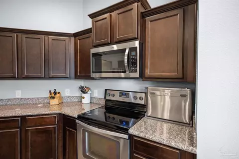 Kitchen - 5575 Mill Race Cir, Pace, FL 32571 photo 4 of 6
