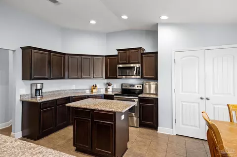 Kitchen - 5575 Mill Race Cir, Pace, FL 32571 photo 3 of 6
