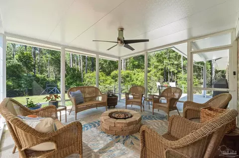 9518 Pouder Ln, Navarre, FL 32566