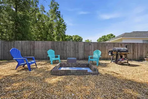 Exterior - 5159 Lake Dr, Crestview, FL 32539 photo 5 of 8