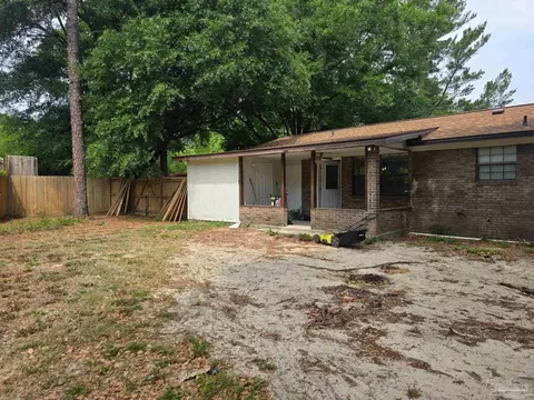 Exterior - 215 Aza Pl, Crestview, FL 32539 photo 6 of 8