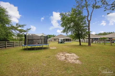 Exterior - 4656 Red Oak Dr, Milton, FL 32583 photo 8 of 10