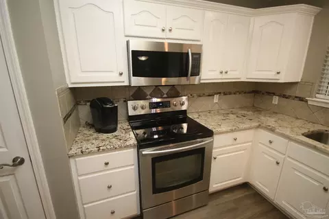 Kitchen - 5720 Callandar Pl, Milton, FL 32583 photo 5 of 9