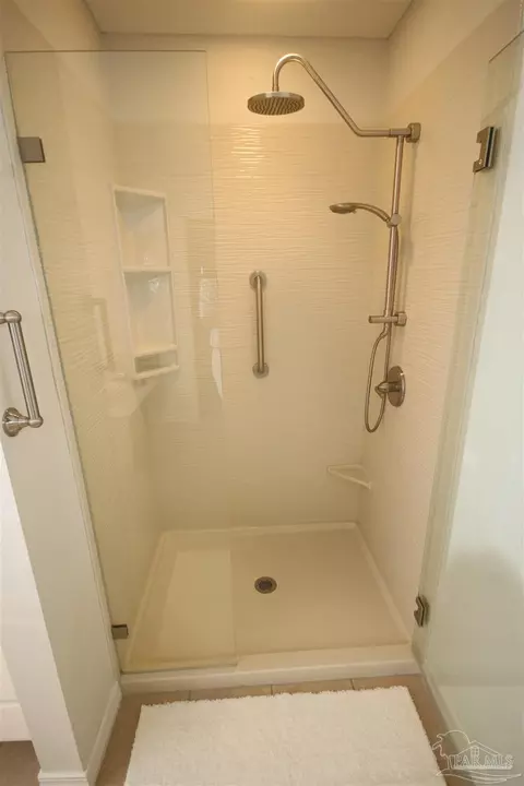 Bath - 5720 Callandar Pl, Milton, FL 32583 photo 2 of 8
