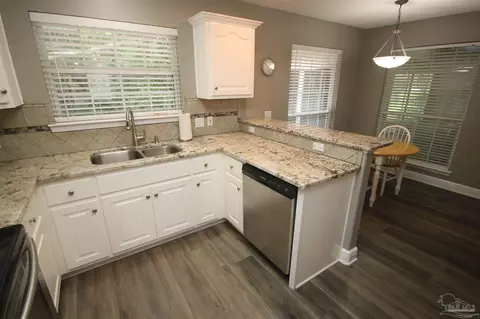 Kitchen - 5720 Callandar Pl, Milton, FL 32583 photo 4 of 9