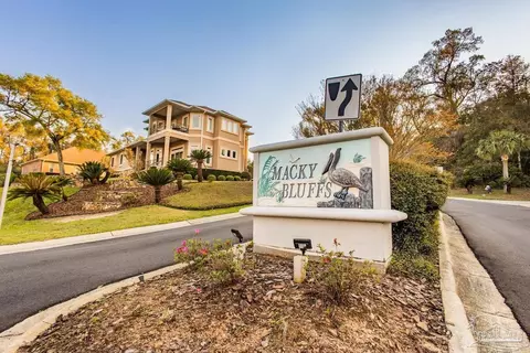 3033 Pelican Ln, Pensacola, FL 32514