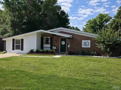 6533 College Dr, Milton, FL 32570