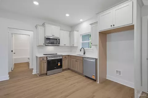 Kitchen - 4145 Woodfin Cir, Pace, FL 32571 photo 3 of 4