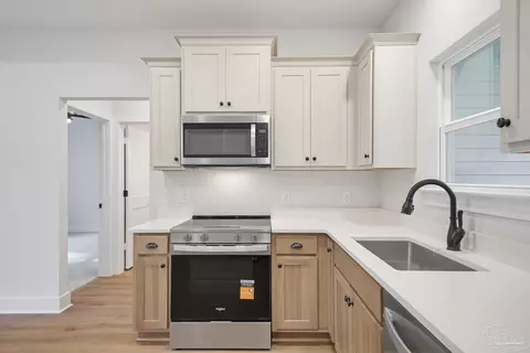 Kitchen - 4145 Woodfin Cir, Pace, FL 32571 photo 4 of 4