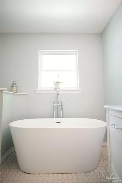 Bath - 2001 Chavers Rd, Cantonment, FL 32533 photo 4 of 4