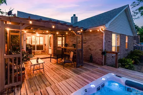 1674 College Pkwy, Gulf Breeze, FL 32563
