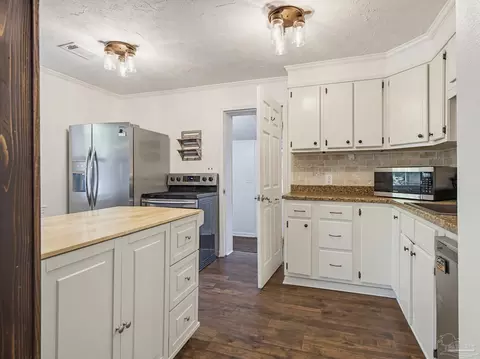 Kitchen - 7220 Beverly St, Milton, FL 32583 photo 2 of 3
