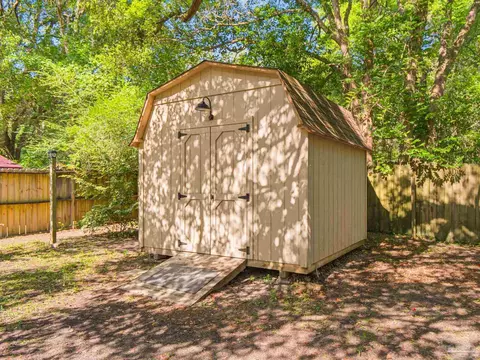 Exterior - 7220 Beverly St, Milton, FL 32583 photo 7 of 11
