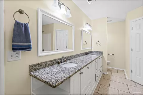 Bath - 5475 Chantilly Cir, Milton, FL 32583 photo 2 of 5