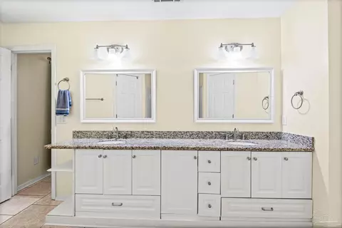 Bath - 5475 Chantilly Cir, Milton, FL 32583 photo 3 of 5