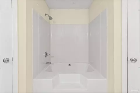 Bath - 5475 Chantilly Cir, Milton, FL 32583 photo 4 of 5