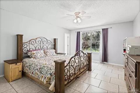 Bedroom - 5475 Chantilly Cir, Milton, FL 32583 photo 1 of 7