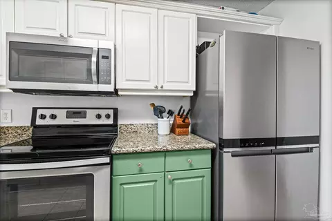 Kitchen - 5475 Chantilly Cir, Milton, FL 32583 photo 5 of 6