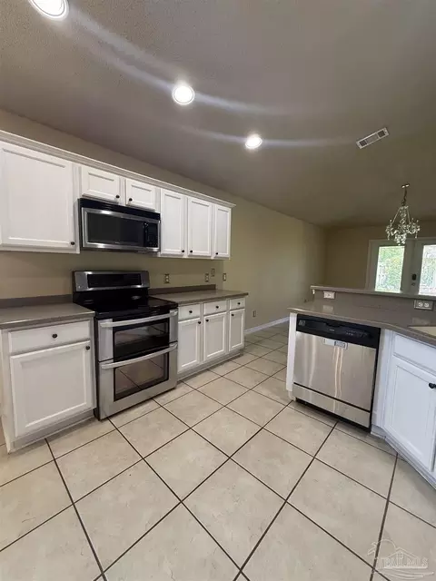Kitchen - 4907 Makenna Cir, Pace, FL 32571 photo 5 of 7