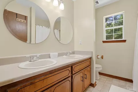 Bath - 6870 Martin Rd, Milton, FL 32570 photo 3 of 5