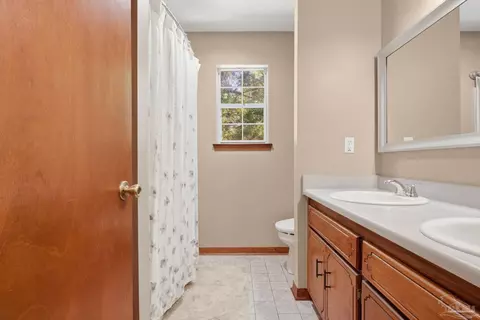 Bath - 6870 Martin Rd, Milton, FL 32570 photo 2 of 5