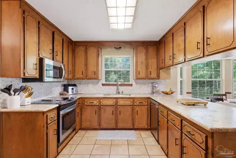 Kitchen - 6870 Martin Rd, Milton, FL 32570 photo 3 of 4