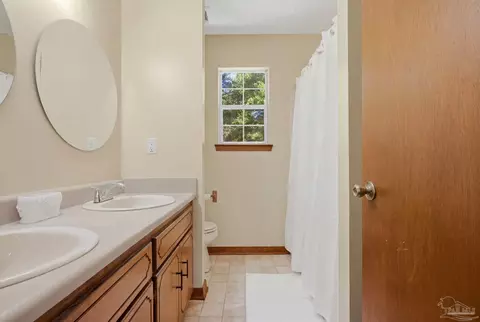 Bath - 6870 Martin Rd, Milton, FL 32570 photo 4 of 5