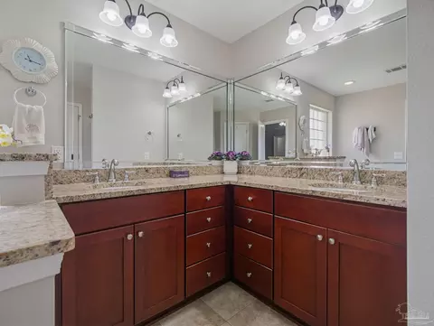 Bath - 6097 Autumn Pines Cir, Pace, FL 32571 photo 3 of 4