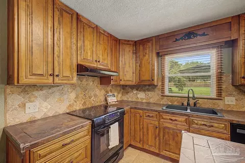 Kitchen - 10219 Edendale Ln, Cantonment, FL 32533 photo 5 of 7