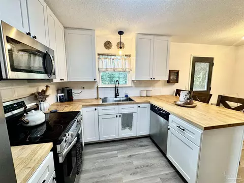 Kitchen - 4700 Dean Dr, Pace, FL 32571 photo 7 of 9