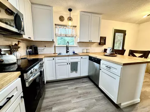 Kitchen - 4700 Dean Dr, Pace, FL 32571 photo 5 of 9